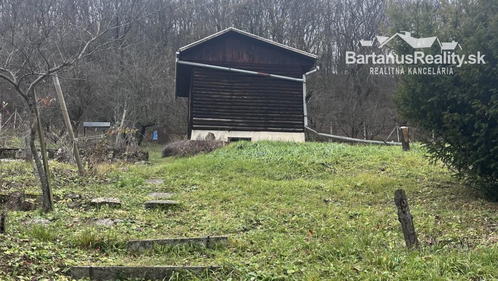 BartanusReality - Na predaj záhradná chatka so záhradou 1152 m2 a 386 m2 pri obci Kostolná - Záriečie 5km od Trenčína.