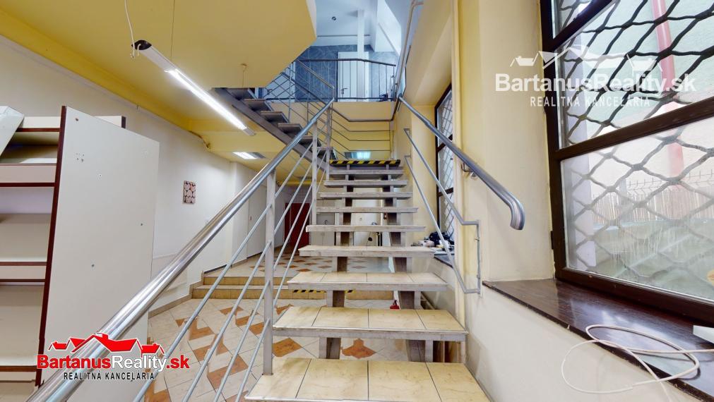 BartanusReality - Na predaj lukratívna komerčná budova vhodná pre investičný zámer, priamo v centre Trenčína, ulica Hviezdoslavova 10.