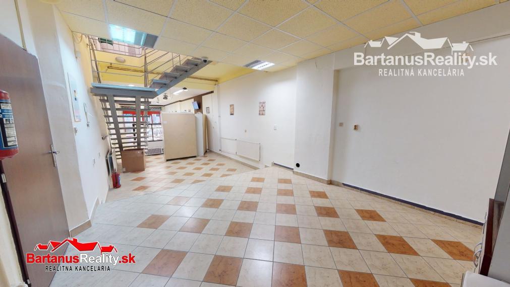BartanusReality - Na predaj lukratívna komerčná budova vhodná pre investičný zámer, priamo v centre Trenčína, ulica Hviezdoslavova 10.