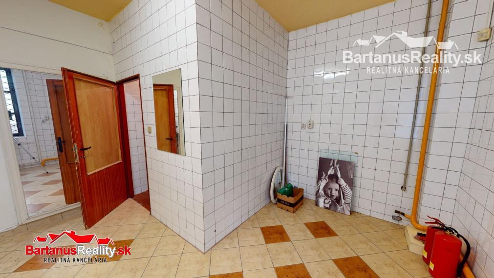 BartanusReality - Na predaj lukratívna komerčná budova vhodná pre investičný zámer, priamo v centre Trenčína, ulica Hviezdoslavova 10.