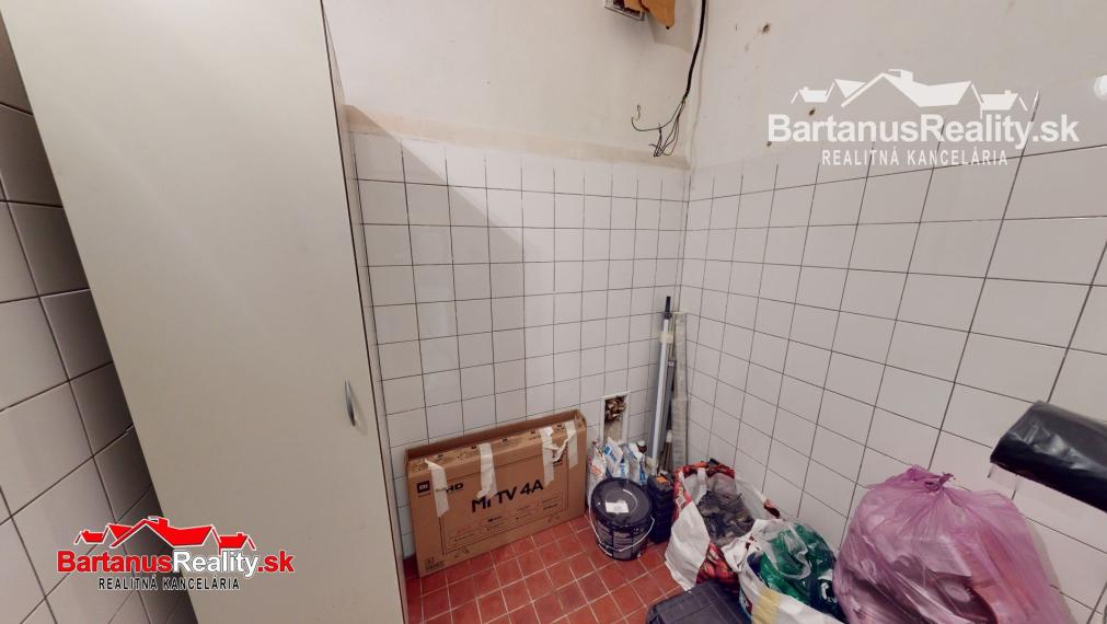 BartanusReality - Na predaj lukratívna komerčná budova vhodná pre investičný zámer, priamo v centre Trenčína, ulica Hviezdoslavova 10.