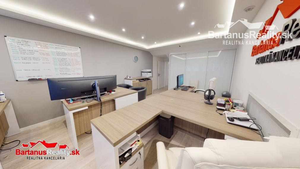 BartanusReality - Na predaj lukratívna komerčná budova vhodná pre investičný zámer, priamo v centre Trenčína, ulica Hviezdoslavova 10.