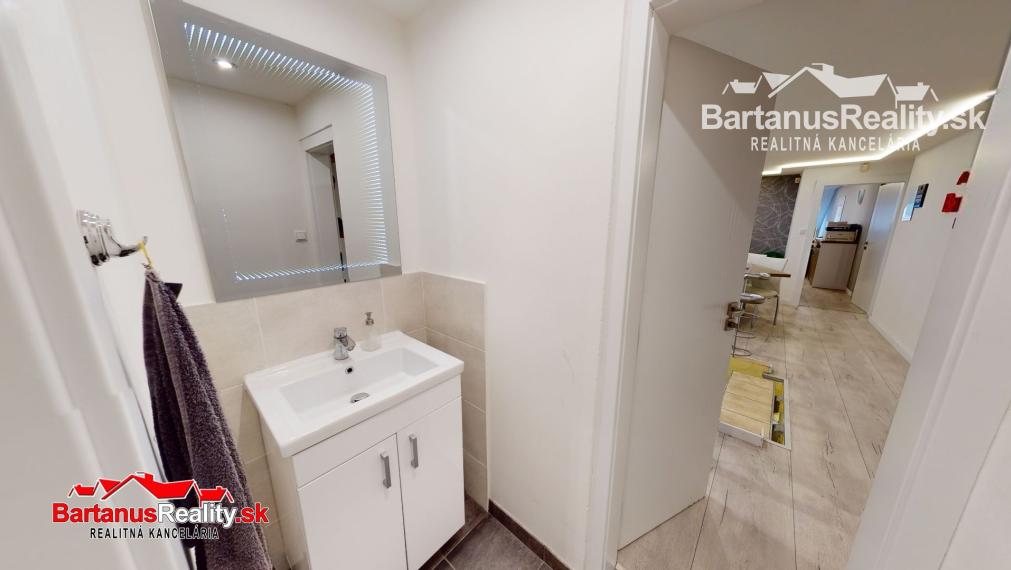 BartanusReality - Na predaj lukratívna komerčná budova vhodná pre investičný zámer, priamo v centre Trenčína, ulica Hviezdoslavova 10.