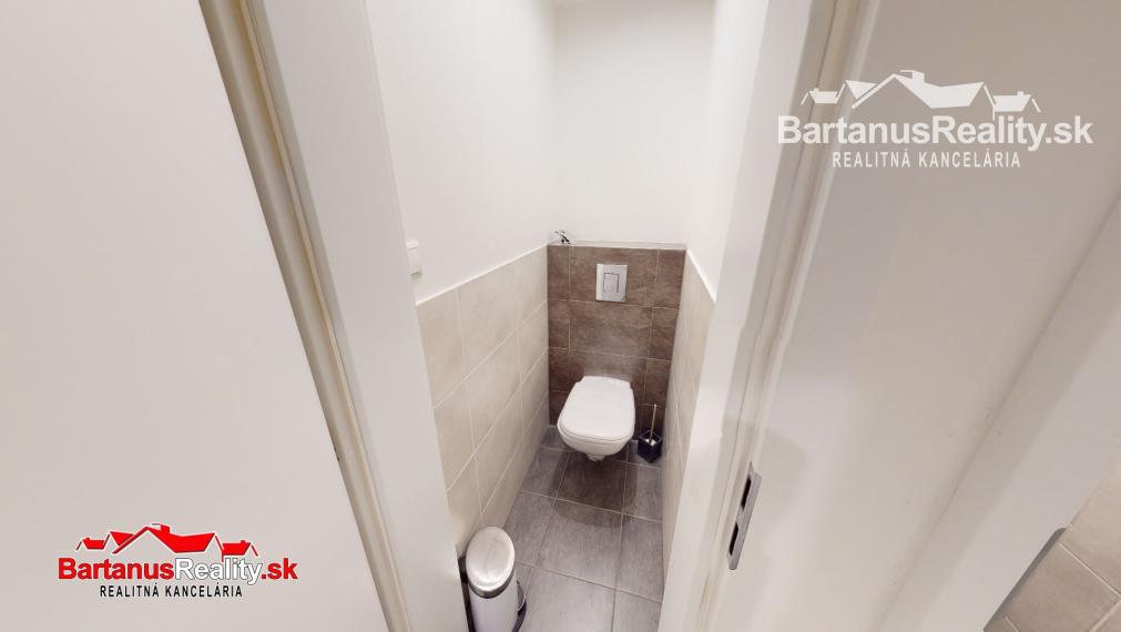 BartanusReality - Na predaj lukratívna komerčná budova vhodná pre investičný zámer, priamo v centre Trenčína, ulica Hviezdoslavova 10.