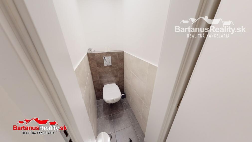 BartanusReality - Na predaj lukratívna komerčná budova vhodná pre investičný zámer, priamo v centre Trenčína, ulica Hviezdoslavova 10.