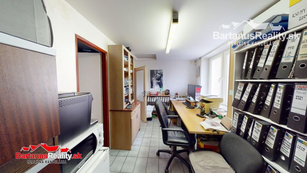 BartanusReality - Na predaj lukratívna komerčná budova vhodná pre investičný zámer, priamo v centre Trenčína, ulica Hviezdoslavova 10.