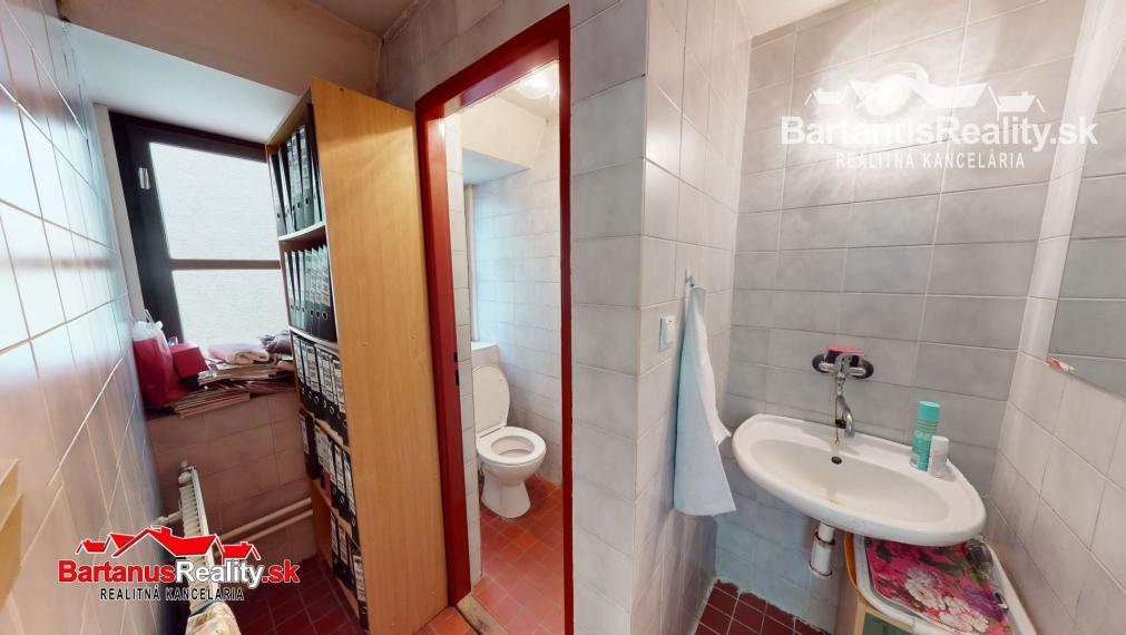 BartanusReality - Na predaj lukratívna komerčná budova vhodná pre investičný zámer, priamo v centre Trenčína, ulica Hviezdoslavova 10.