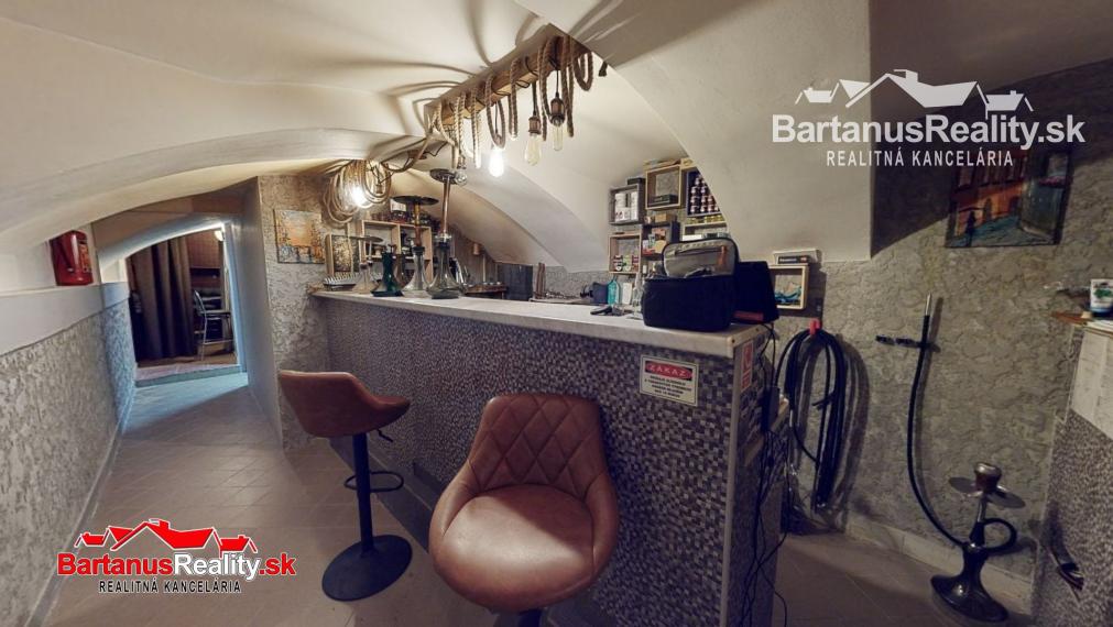 BartanusReality - Na predaj lukratívna komerčná budova vhodná pre investičný zámer, priamo v centre Trenčína, ulica Hviezdoslavova 10.