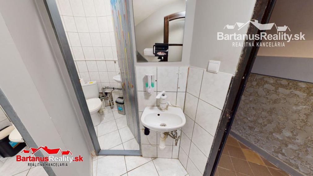 BartanusReality - Na predaj lukratívna komerčná budova vhodná pre investičný zámer, priamo v centre Trenčína, ulica Hviezdoslavova 10.