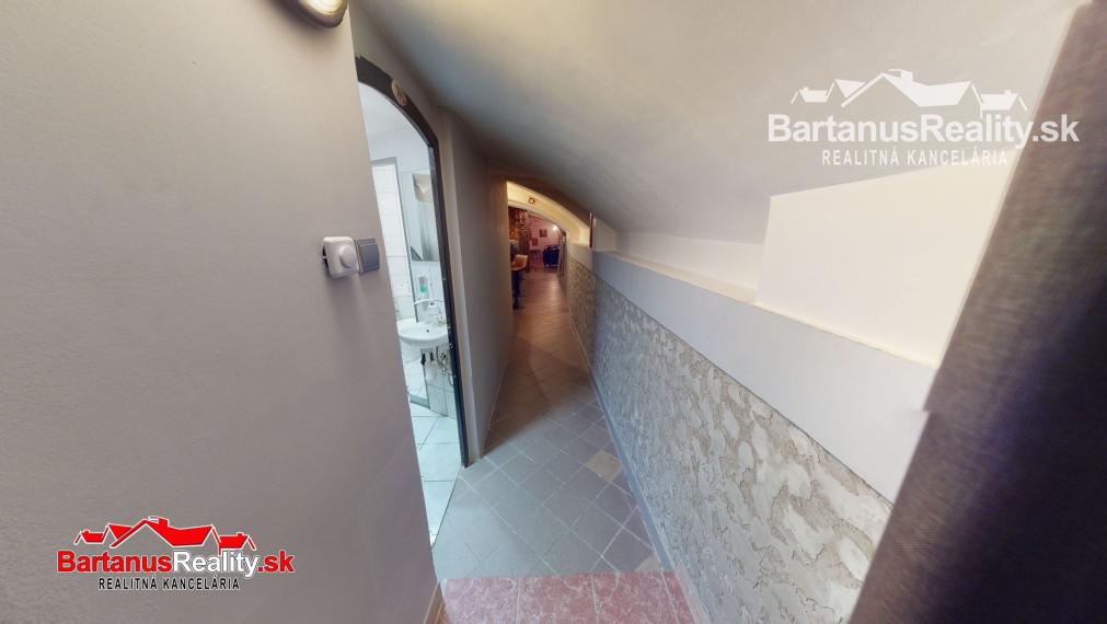 BartanusReality - Na predaj lukratívna komerčná budova vhodná pre investičný zámer, priamo v centre Trenčína, ulica Hviezdoslavova 10.