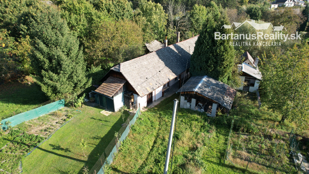 BartanusReality - Na predaj starší rodinný dom s veľkým pozemkom v obci Trenčianske Mitice - Zemianske Mitice.