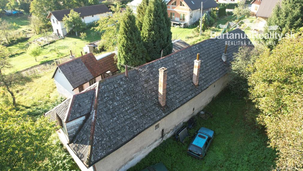 BartanusReality - Na predaj starší rodinný dom s veľkým pozemkom v obci Trenčianske Mitice - Zemianske Mitice.