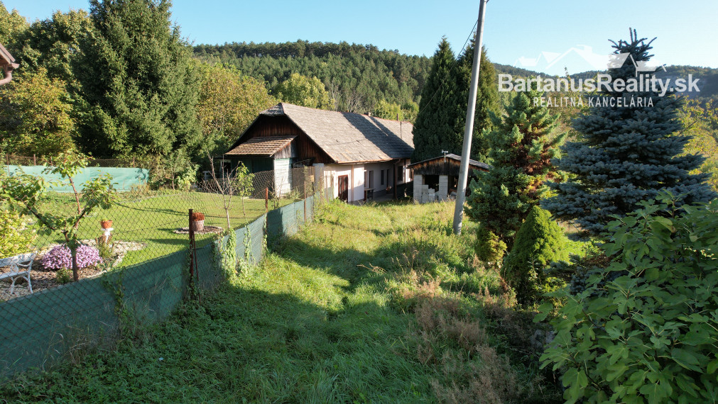 BartanusReality - Na predaj starší rodinný dom s veľkým pozemkom v obci Trenčianske Mitice - Zemianske Mitice.