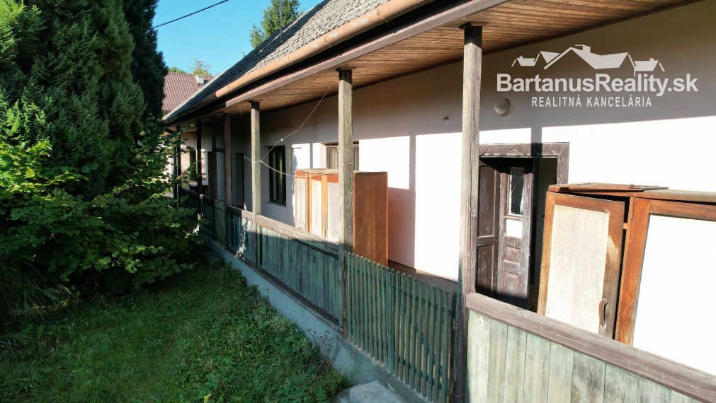 BartanusReality - Na predaj starší rodinný dom s veľkým pozemkom v obci Trenčianske Mitice - Zemianske Mitice.
