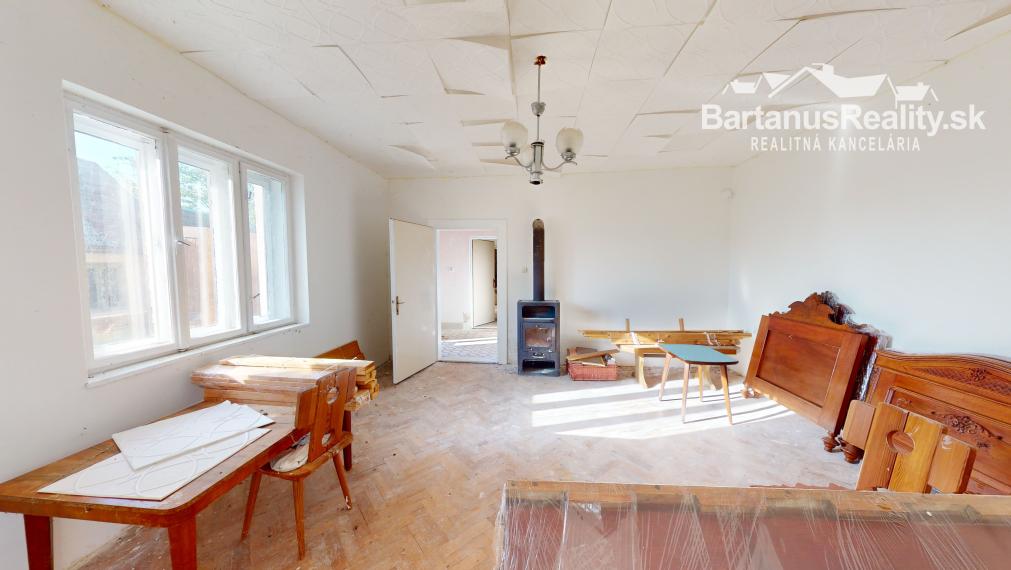 BartanusReality - Na predaj starší rodinný dom s veľkým pozemkom v obci Trenčianske Mitice - Zemianske Mitice.