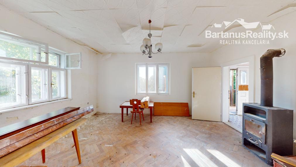 BartanusReality - Na predaj starší rodinný dom s veľkým pozemkom v obci Trenčianske Mitice - Zemianske Mitice.