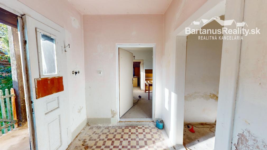 BartanusReality - Na predaj starší rodinný dom s veľkým pozemkom v obci Trenčianske Mitice - Zemianske Mitice.