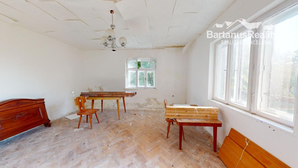BartanusReality - Na predaj starší rodinný dom s veľkým pozemkom v obci Trenčianske Mitice - Zemianske Mitice.
