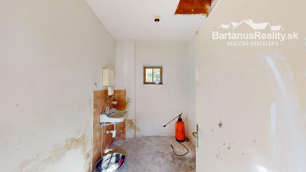 BartanusReality - Na predaj starší rodinný dom s veľkým pozemkom v obci Trenčianske Mitice - Zemianske Mitice.