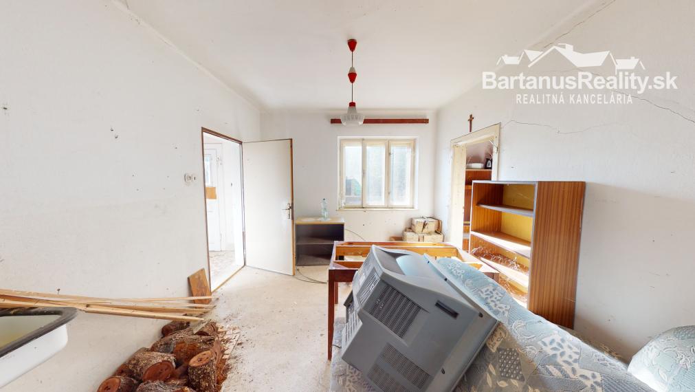 BartanusReality - Na predaj starší rodinný dom s veľkým pozemkom v obci Trenčianske Mitice - Zemianske Mitice.