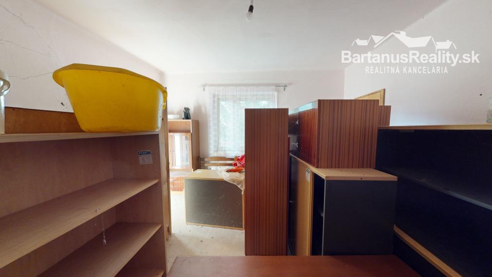 BartanusReality - Na predaj starší rodinný dom s veľkým pozemkom v obci Trenčianske Mitice - Zemianske Mitice.