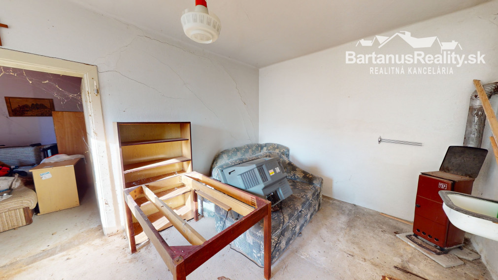 BartanusReality - Na predaj starší rodinný dom s veľkým pozemkom v obci Trenčianske Mitice - Zemianske Mitice.