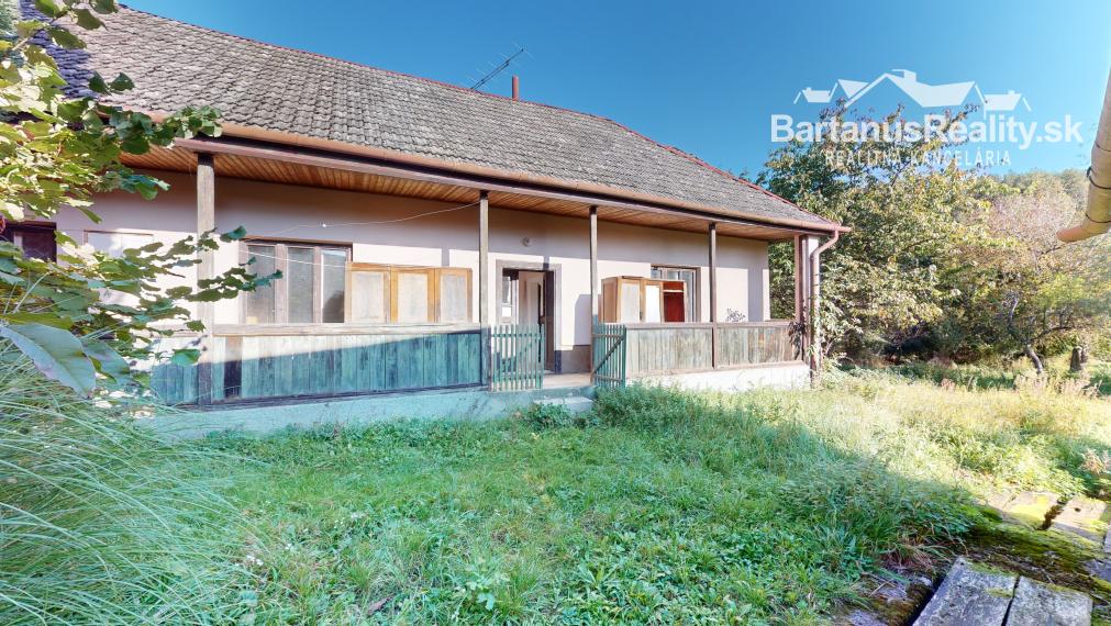 BartanusReality - Na predaj starší rodinný dom s veľkým pozemkom v obci Trenčianske Mitice - Zemianske Mitice.
