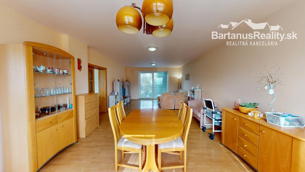 BartanusReality - Na predaj rozmerný rodinný dom s pozemkom 2480 m2 v Dubnici nad Váhom, Bottova ulica.