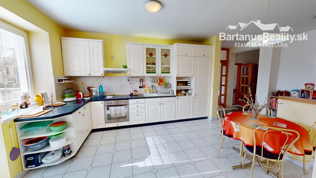 BartanusReality - Na predaj rozmerný rodinný dom s pozemkom 2480 m2 v Dubnici nad Váhom, Bottova ulica.