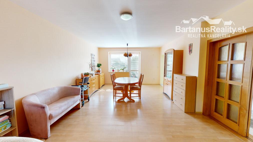 BartanusReality - Na predaj rozmerný rodinný dom s pozemkom 2480 m2 v Dubnici nad Váhom, Bottova ulica.