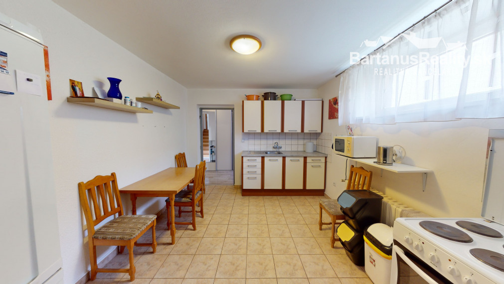 BartanusReality - Na predaj rozmerný rodinný dom s pozemkom 2480 m2 v Dubnici nad Váhom, Bottova ulica.