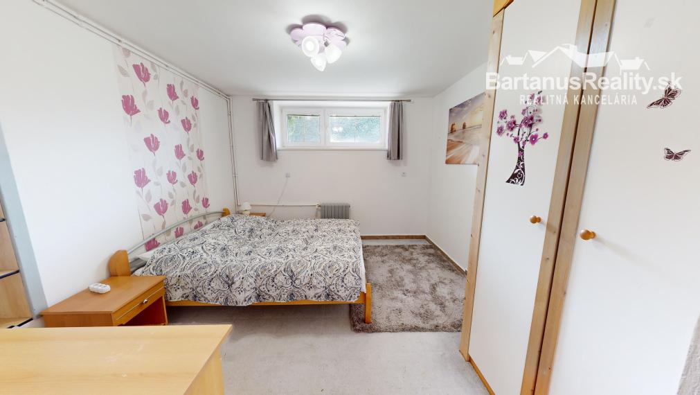 BartanusReality - Na predaj rozmerný rodinný dom s pozemkom 2480 m2 v Dubnici nad Váhom, Bottova ulica.