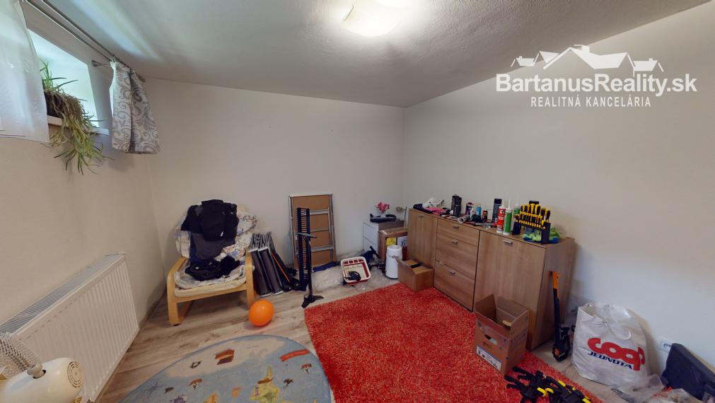 BartanusReality - Na predaj rozmerný rodinný dom s pozemkom 2480 m2 v Dubnici nad Váhom, Bottova ulica.