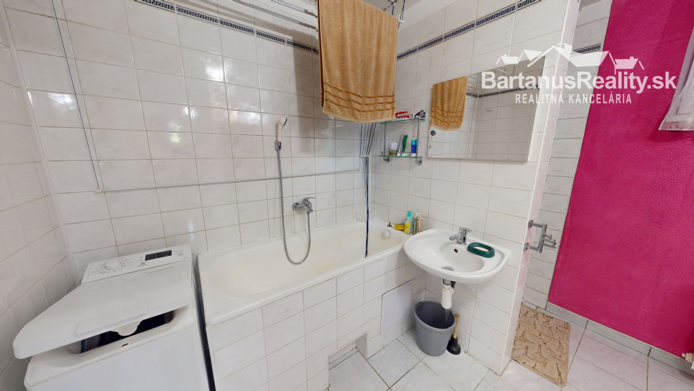 BartanusReality - Na predaj rozmerný rodinný dom s pozemkom 2480 m2 v Dubnici nad Váhom, Bottova ulica.