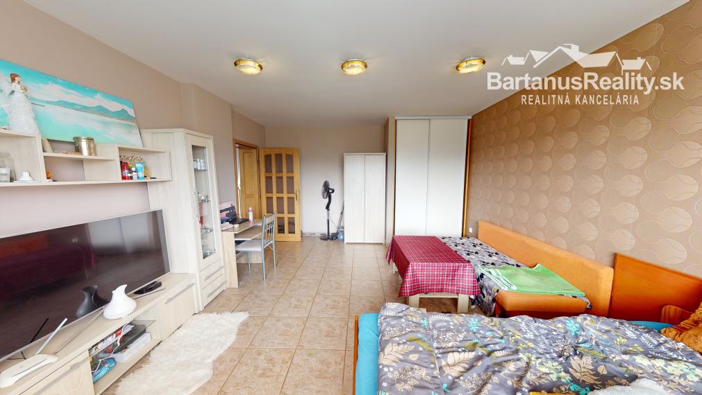 BartanusReality - Na predaj rozmerný rodinný dom s pozemkom 2480 m2 v Dubnici nad Váhom, Bottova ulica.