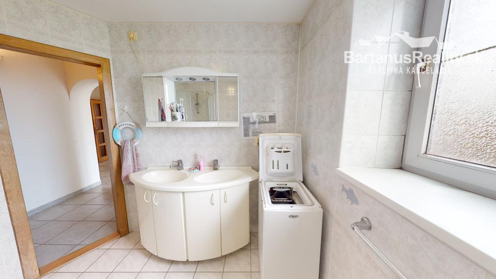 BartanusReality - Na predaj rozmerný rodinný dom s pozemkom 2480 m2 v Dubnici nad Váhom, Bottova ulica.