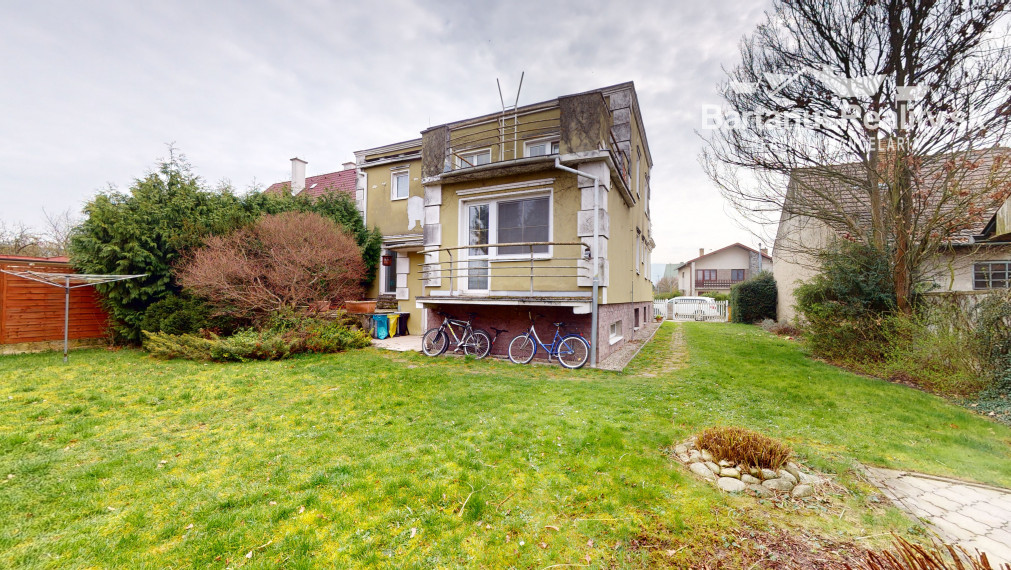 BartanusReality - Na predaj rozmerný rodinný dom s pozemkom 2480 m2 v Dubnici nad Váhom, Bottova ulica.