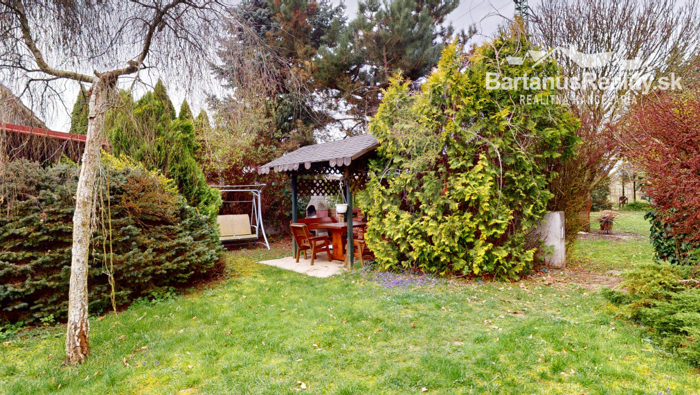 BartanusReality - Na predaj rozmerný rodinný dom s pozemkom 2480 m2 v Dubnici nad Váhom, Bottova ulica.