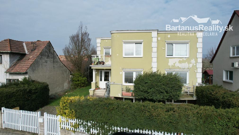 BartanusReality - Na predaj rozmerný rodinný dom s pozemkom 2480 m2 v Dubnici nad Váhom, Bottova ulica.