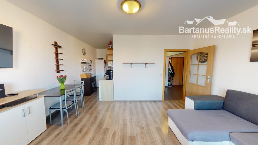 BartanusReality - REZERVOVANÉ Na predaj kompletne zrekonštruovaný, 2 izbový byt v Trenčíne, Juh, K. Šmidkeho.