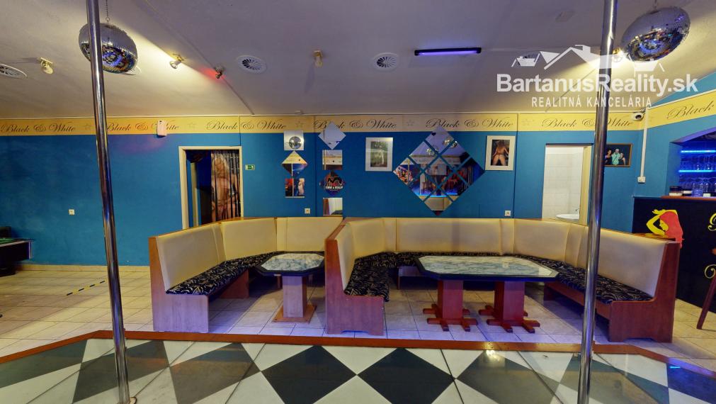 Na prenájom kompletne zariadený nočný bar, bývalý striptízový podnik Black & White, v centre Trenčína