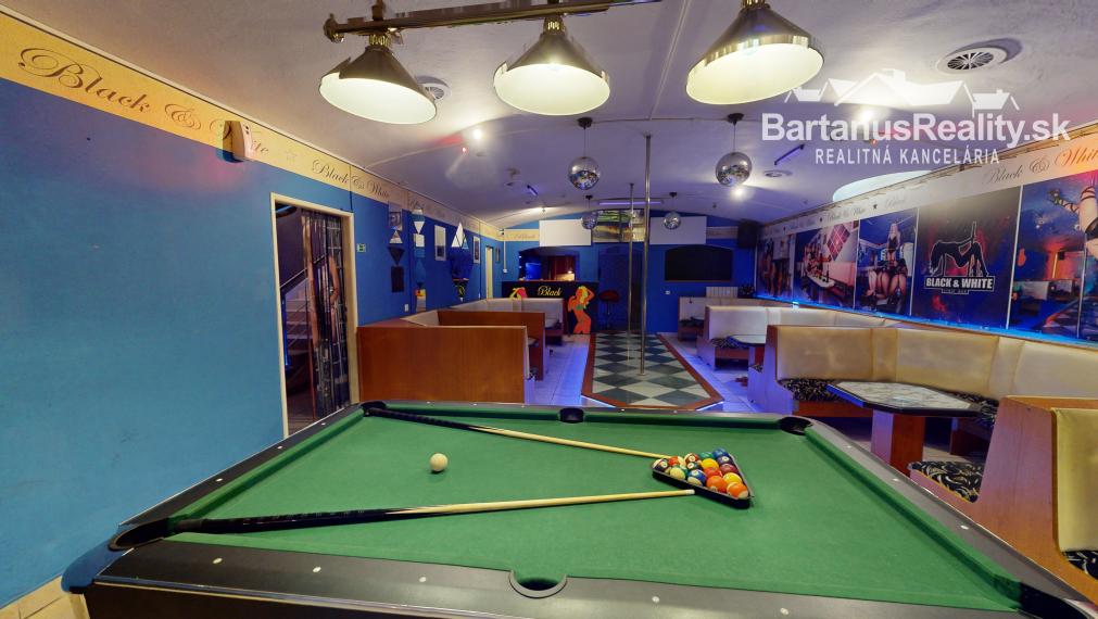 Na prenájom kompletne zariadený nočný bar, bývalý striptízový podnik Black & White, v centre Trenčína