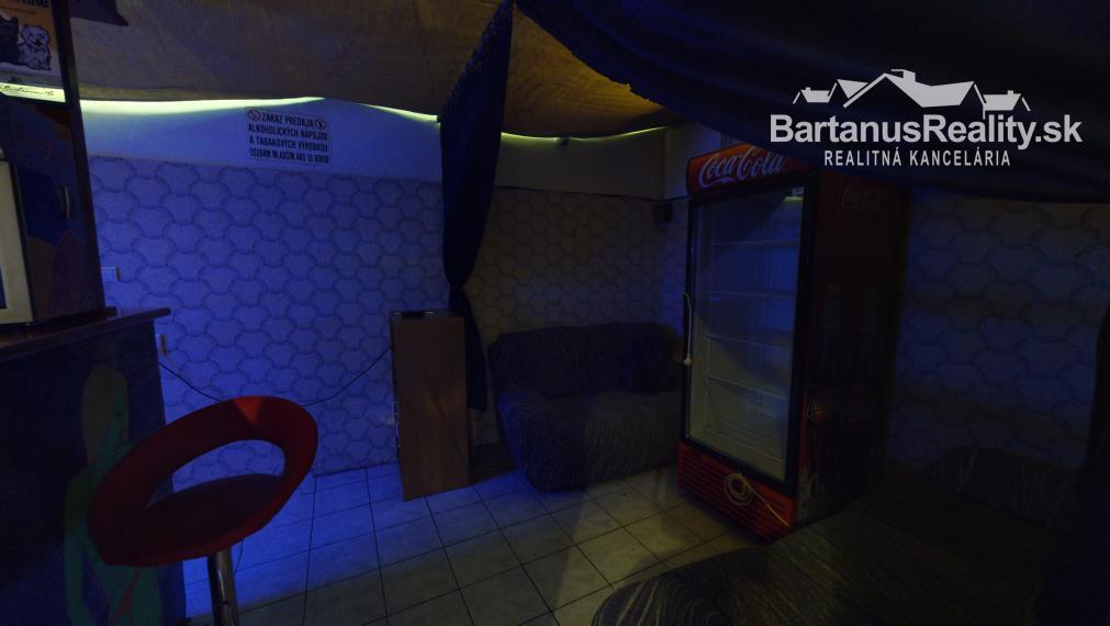 Na prenájom kompletne zariadený nočný bar, bývalý striptízový podnik Black & White, v centre Trenčína