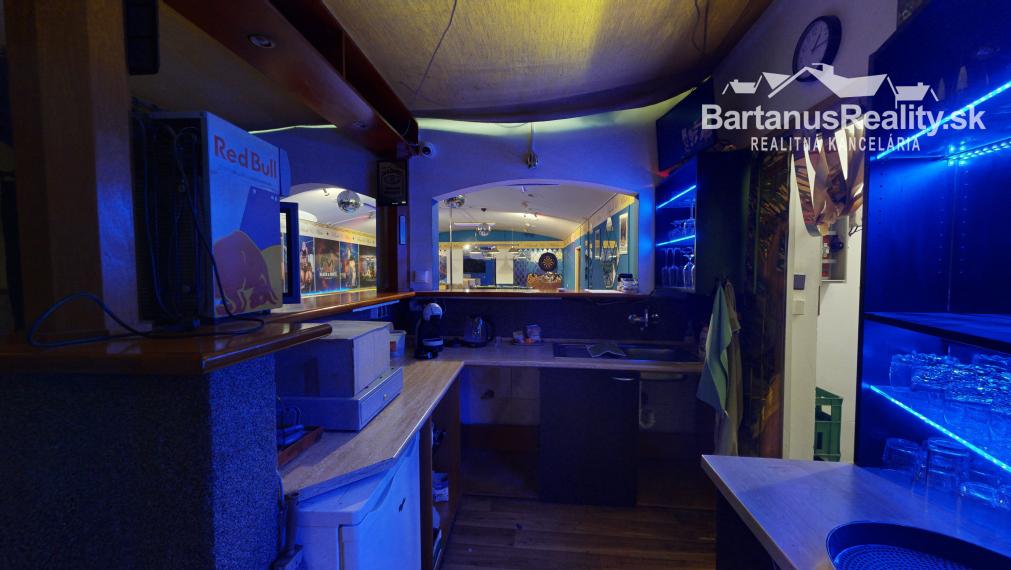 Na prenájom kompletne zariadený nočný bar, bývalý striptízový podnik Black & White, v centre Trenčína