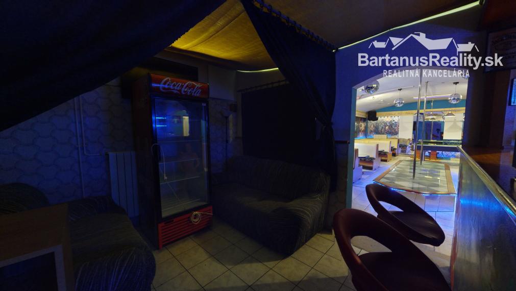 Na prenájom kompletne zariadený nočný bar, bývalý striptízový podnik Black & White, v centre Trenčína