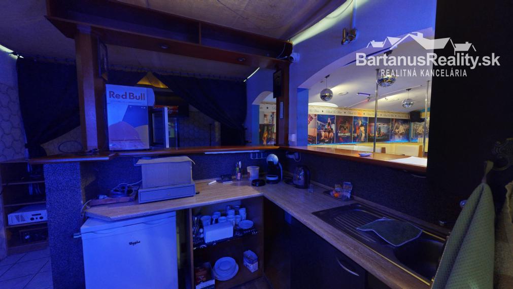Na prenájom kompletne zariadený nočný bar, bývalý striptízový podnik Black & White, v centre Trenčína