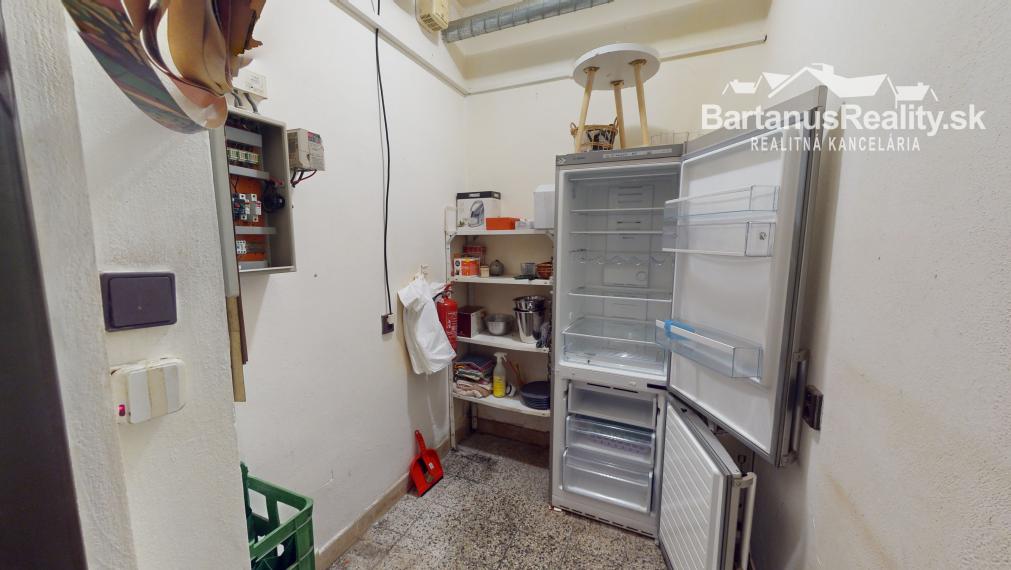 Na prenájom kompletne zariadený nočný bar, bývalý striptízový podnik Black & White, v centre Trenčína