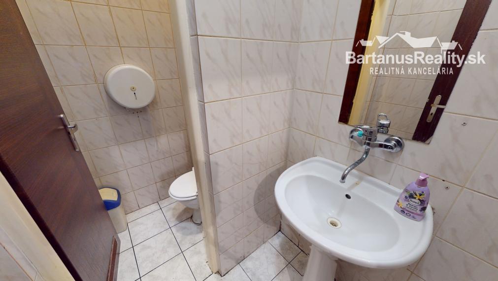 Na prenájom kompletne zariadený nočný bar, bývalý striptízový podnik Black & White, v centre Trenčína