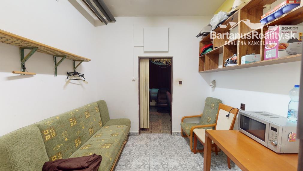 Na prenájom kompletne zariadený nočný bar, bývalý striptízový podnik Black & White, v centre Trenčína