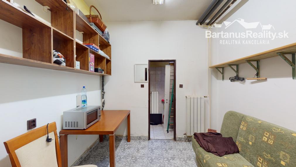 Na prenájom kompletne zariadený nočný bar, bývalý striptízový podnik Black & White, v centre Trenčína